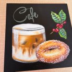 韓国カフェ風のラテとドーナツ