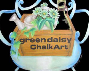 greendaisy ChalkArt屋号：デイジーをほんのり緑にしました。屋号には花の名前を付けたかったので、デイジーという名前を入れ、アンティーク調の椅子、箱、ジョウロなどと緑の植物を一緒に描きました。